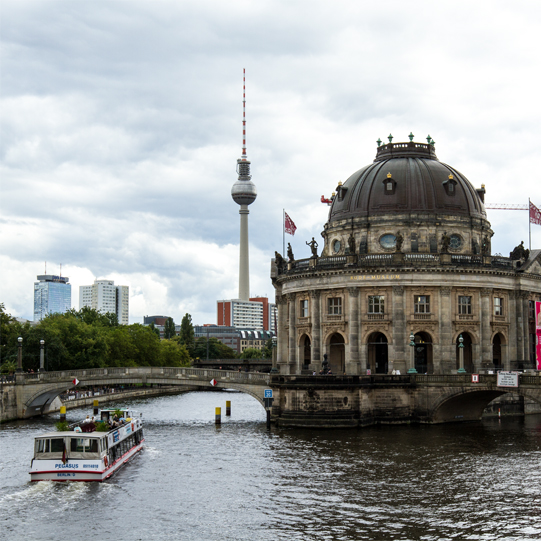 Berlin erleben in einer Wohnung auf Zeit: hier Spree mit Museumsinsel